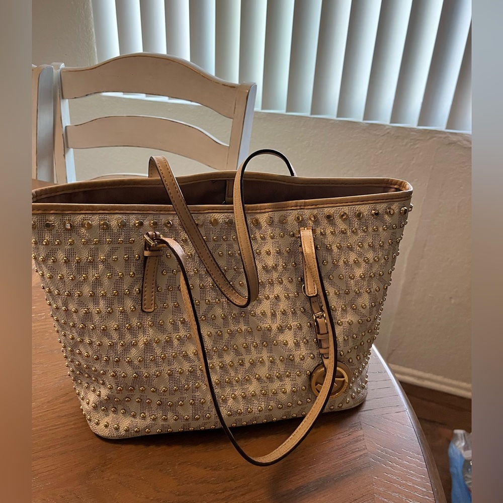 Micheal Kors Purse. This is a medium size bag in good condition.